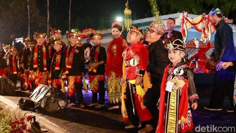 Saat Pelajar di Banyuwangi Saling Beradu di Kesenian Angklung Saat Pelajar di Banyuwangi Saling Beradu di Kesenian Angklung
