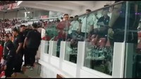 Dicegah untuk turun ke podium, Anies lalu kembali ke kursinya.