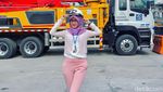Keren! Wanita Cantik Ini Berani Kerjakan Pekerjaan Laki-laki Lho