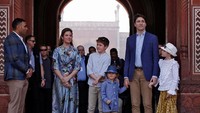 Justin Trudeau bersama istri dan ketiga anaknya menikmati keindahan Taj Mahal