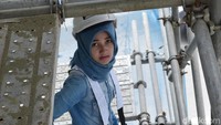 Baginya, tak ada batasan pekerjaan. Wanita pun bisa mengerjakan pekerjaan laki-laki.
