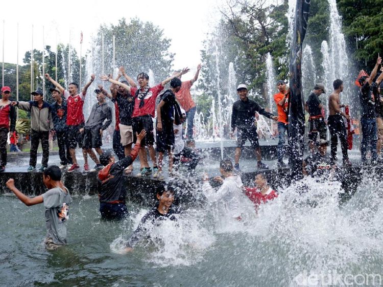 Aksi Jakmania Nyebur di Kolam Balai Kota