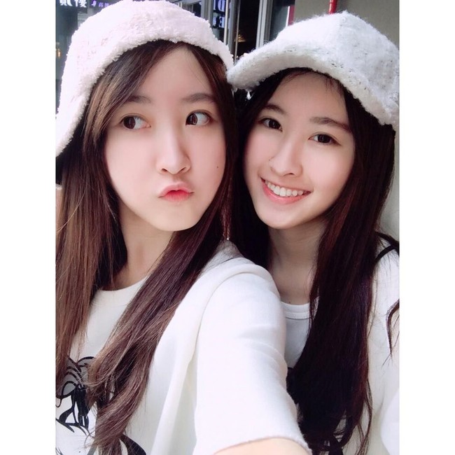 Mandy dan Sandy dikenal sebagai wanita kembar populer di Taiwan yang memiliki wajah imut dan cantik. Foto: Instagram