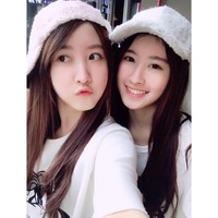 Mandy dan Sandy dikenal sebagai wanita kembar populer di Taiwan yang memiliki wajah imut dan cantik. Foto: Instagram