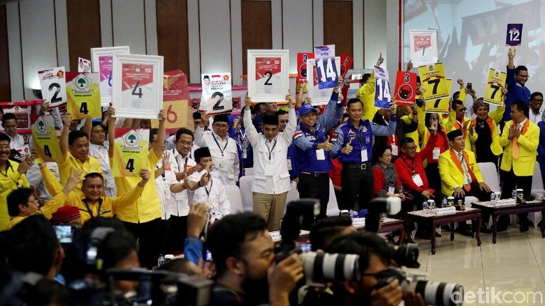 Survei JSI: PDIP-Gerindra Teratas, 9 Parpol Terancam Tak ke DPR Survei JSI: PDIP-Gerindra Teratas, 9 Parpol Terancam Tak ke DPR