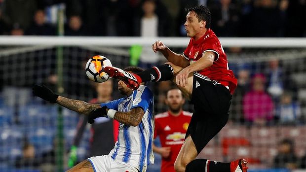 Manchester United menundukkan Huddersfield Town di babak kelima Piala FA.