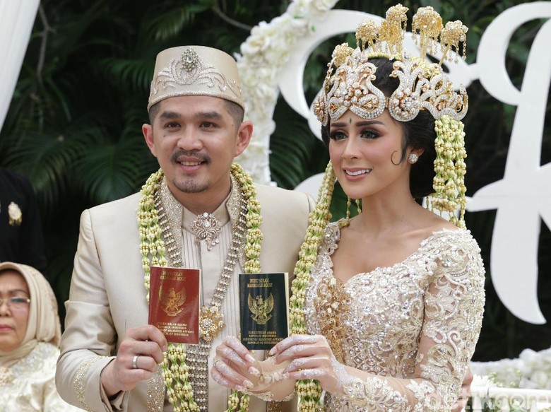 Makeup Nikah Bikin Pangling, Selvi Kitty Disebut Mirip Barbie Makeup Nikah Bikin Pangling, Selvi Kitty Disebut Mirip Barbie