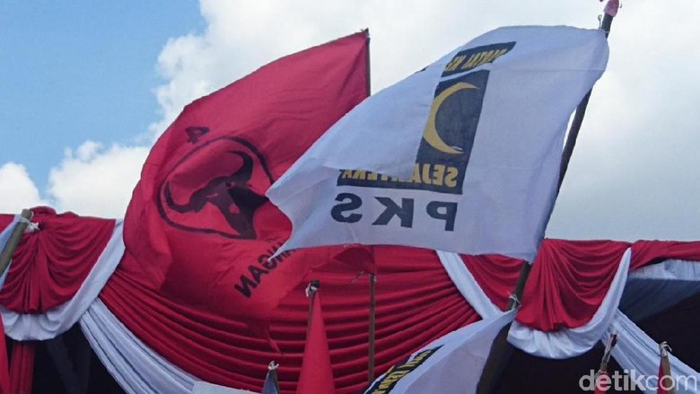 Bendera PKS dan PDIP Berbaur di Deklarasi Kampanye Damai Pilgub Jatim Bendera PKS dan PDIP Berbaur di Deklarasi Kampanye Damai Pilgub Jatim