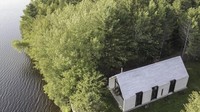 Pondok ini terletak hanya beberapa langkah dari tepi Danau Lac Plaisant di Mauricie di Quebec Kanada. Istimewa/Inhabitat.