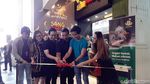 Ini Aksi Kaesang Pangarep Layani Pembeli di Pembukaan Gerai Sang Pisang Bandung