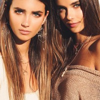 Renee Herbert dan Elisha Herbert ini adalah dua kembar cantik asal Australia. Foto: Instagram