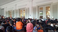 Suasana di depan pintu Balai Kota