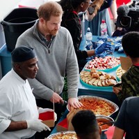 Pangeran Harry terkenal dengan jiwa sosialnya yang tinggi. Setelah lulus SMA sambil menunggu masuk kuliah, pria 33 tahun itu bekerja relawan di Australia, Argentina dan Afrika.  Foto: Istimewa