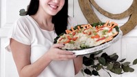Buat momen ulang tahun Alita yang pertama, Alice bukan hanya menyiapkan kue tetapi juga nasi liwet. Duh berwajah bule tapi selera tetap lokal ya. Foto: Instagram @alicenorin