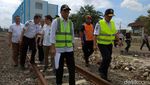 Gaya Menhub Blusukan Hingga masuk Kolong Rel di Akhir Pekan