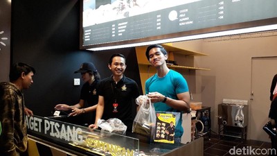 Ini Aksi Kaesang Pangarep Layani Pembeli di Pembukaan Gerai Sang Pisang Bandung