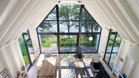 Bagian tengah rumah dibuat luas tanpa sekat, meja makan dan ruang tamu dibuat berdampingan. Istimewa/Inhabitat.