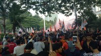 Yel-yel Persija Jakarta juga menggaung di Balai Kota. Sesekali mereka berteriak menagih janji Gubernur Jakarta untuk dibuatkan stadion.