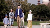 PM Kanada Justin Trudeau didampingi sang istri, Sophie Gregoire saat ke Taj Mahal.