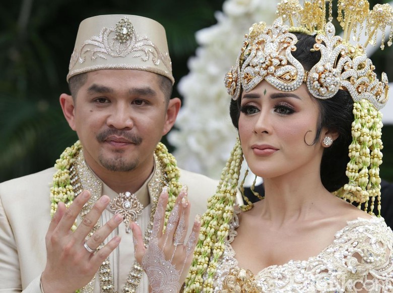 Selvi Kitty Terima Banyak Mas Kawin, Suami: Sah-sah Aja Selvi Kitty Terima Banyak Mas Kawin, Suami: Sah-sah Aja