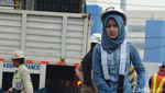 Keren! Wanita Cantik Ini Berani Kerjakan Pekerjaan Laki-laki Lho