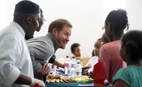 Ini Aksi Pangeran Harry Layani Makan Siang Gratis untuk Anak Sekolah