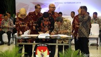 Para petinggi partai yang hadir pun sempat bersalaman satu dengan yang lainnya sebelum acara dimulai. Ketua KPU Arief Budiman dan para komisioner KPU juga terlihat bersalaman dengan para petinggi partai yang hadir.