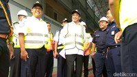 Direktur Jenderal Perkeretaapian Zulfikri juga hadir meninjau lokasi mendampingi Budi Karya.