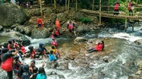 Di sungai itu, baik orang dewasa maupun anak-anak bisa berendam, berenang atau hanya sekadar bermain air (Dadang Hermansyah/detikTravel)