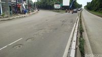 Jl DI Panjaitan Jaktim Hancur: Siang Macet, Malam Celakakan Pemotor