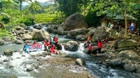 Tempatnya yang berada di bawah kaki Gunung Sawal menambah keindahan sekelilingnya yang hijau dengan pepohonan (Dadang Hermansyah/detikTravel)