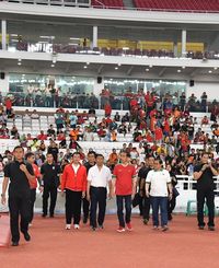 Presiden Jokowi saat turun dari kursi VVIP / 