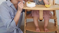 Menemani si kecil makan lemon, ekspresi wajah Alice terlihat seru banget. Menyaksikan si kecil makan lemon. Duh enggak asam ya dek? Foto: Instagram @alicenorin