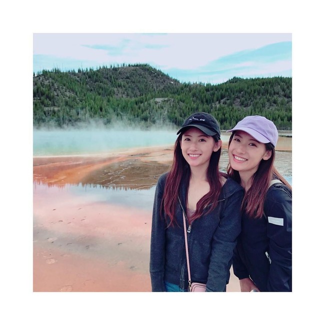 Sun Yumeng dan Sun Yutong adalah wanita kembar yang viral karena lulus dari Harvard hanya satu tahun. Tak hanya pintar, mereka juga cantik. Foto: Instagram