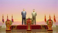 Jenazah Kim Il-Sung dan Kim Jong-Il, yang meninggal tahun 2011, disemayamkan di Mausoleum itu usai dibalsem. Hari kelahiran Kim Jong-Il yang disebut sebagai Hari Bintang Bersinar diperingati setiap tahunnya.