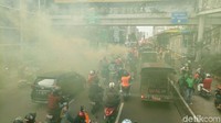 Di tengah perjalanan, tampak smoke bomb dinyalakan (Foto: Seysha Desnikia/detikcom)