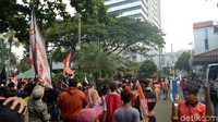 Hingga saat ini Jakmania masih berkumpul di halaman Balai Kota sembari menyanyikan yel-yel. Mereka juga menyakajan kembang api dan menabuh drum.