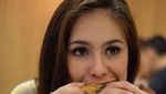 10 Foto Ini Jadi Bukti Kalau Wulan Guritno dan Keluarganya Doyan Makan!