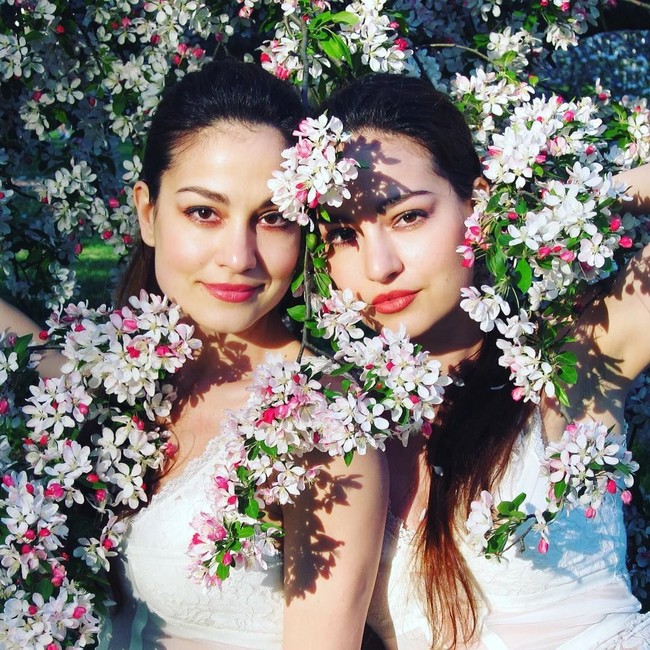 Gabriela dan Mihaela Modorcea adalah penyanyi yang juga penulis lagu. Si kembar ini juga dikenal sebagai aktris televisi dan komposer. Foto: Instagram