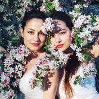 Gabriela dan Mihaela Modorcea adalah penyanyi yang juga penulis lagu. Si kembar ini juga dikenal sebagai aktris televisi dan komposer. Foto: Instagram