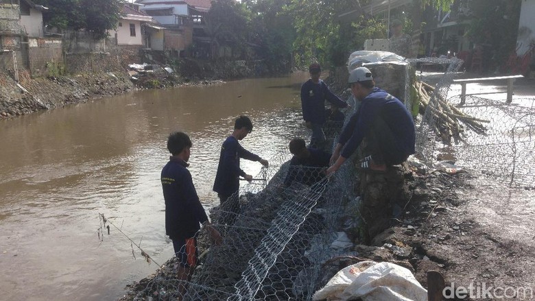 Petugas Gotong Royong Pasang Bronjong di Jalan Retak Kampung Berlan Petugas Gotong Royong Pasang Bronjong di Jalan Retak Kampung Berlan