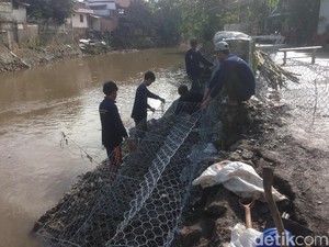 Petugas Gotong Royong Pasang Bronjong di Jalan Retak Kampung Berlan