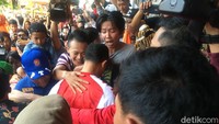 Melihat banyaknya Jakmania Anies kemudian menyambangi kerumunan suporter Macan Kemayoran itu. Di tengah kerumunan Anies dibopong dan dipeluk.