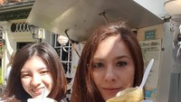 Ini saat Wulan dan anaknya bernama Shaloom pulang kampung ke Inggris. Mereka makan crepes bareng. Keduanya punya paras cantik. Jadi kaya adik kakak, ya! Foto: Instagram @wulanguritno