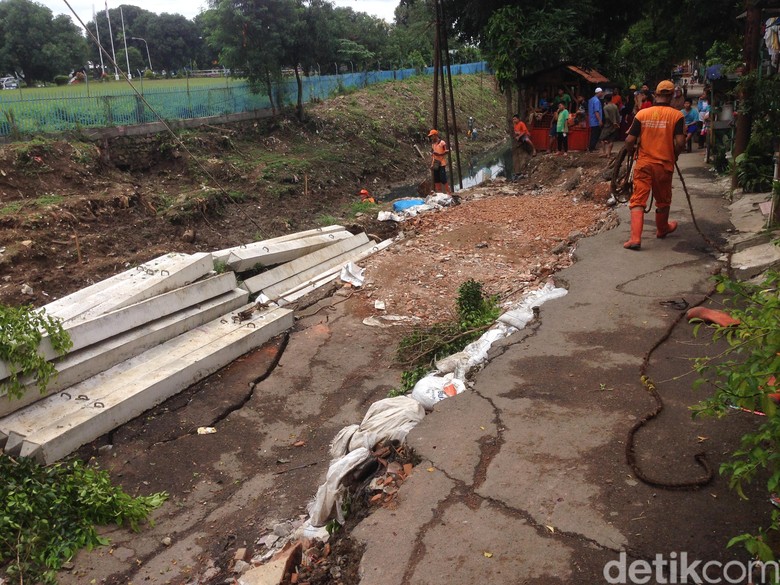 Jalan Ambles di Pulogadung, Warga: Truk Besar Kerap Melintas Jalan Ambles di Pulogadung, Warga: Truk Besar Kerap Melintas