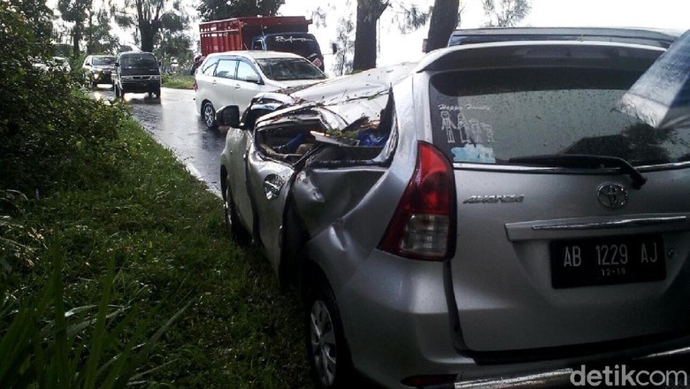 Tebing Longsor Timpa Mobil di Jalur Kopeng-Magelang Tebing Longsor Timpa Mobil di Jalur Kopeng-Magelang