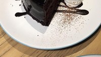 Sepotong cake cokelat ini pernah jadi santapan Alice, namun ia kembali ngiler saat melihat fotonya. Kini ia tak bisa sembarangan makan karena berkomitmen untuk diet. Ngiler tapi nooooo. Diet start NOW. Yeah, right tulisnya menyemangati diri sendiri. Foto: Instagram @alicenorin