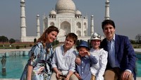 Begini pose keluarga Trudeau di depan Taj Mahal.