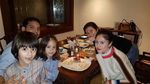10 Foto Ini Jadi Bukti Kalau Wulan Guritno dan Keluarganya Doyan Makan!