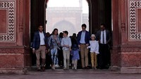 Mereka mendengar penjelasan tentan Taj Mahal